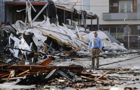 Tornados destrozan Tennessee, hay por lo menos 25 muertos Tornados destrozan Tennessee, hay por lo menos 25 muertos