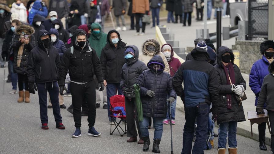 Vacunación en EEUU muestra brecha racial: minorías a la zaga