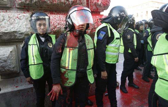 Mexicanas protestan ante monumentos por muerte de activistas