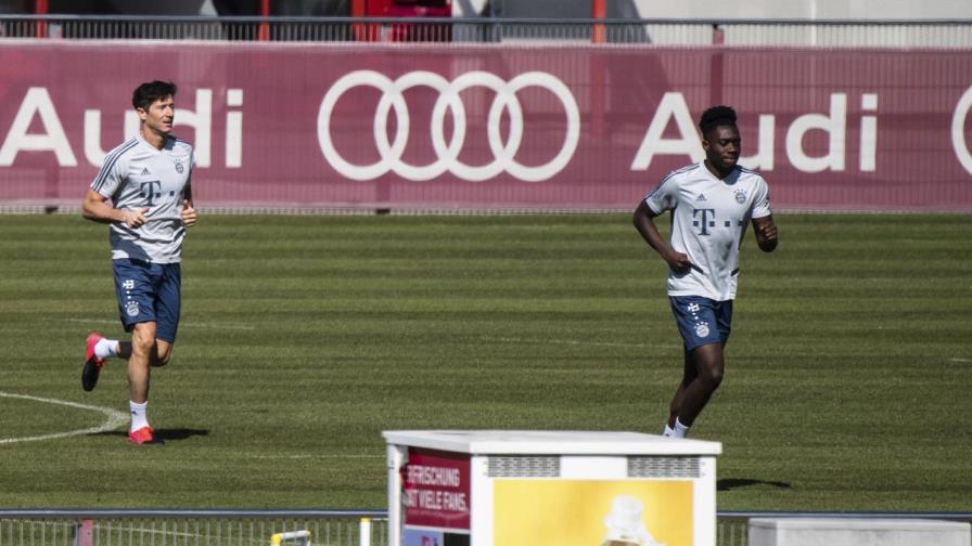 Bayern extiende al canadiense Davies hasta junio de 2025