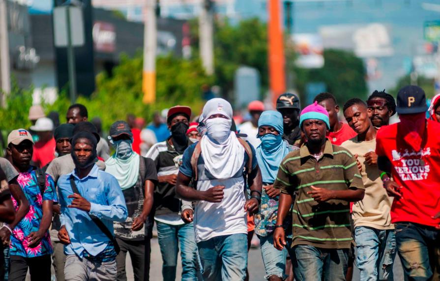 Trabajadores y estudiantes marchan en las calles de Haití contra el presidente