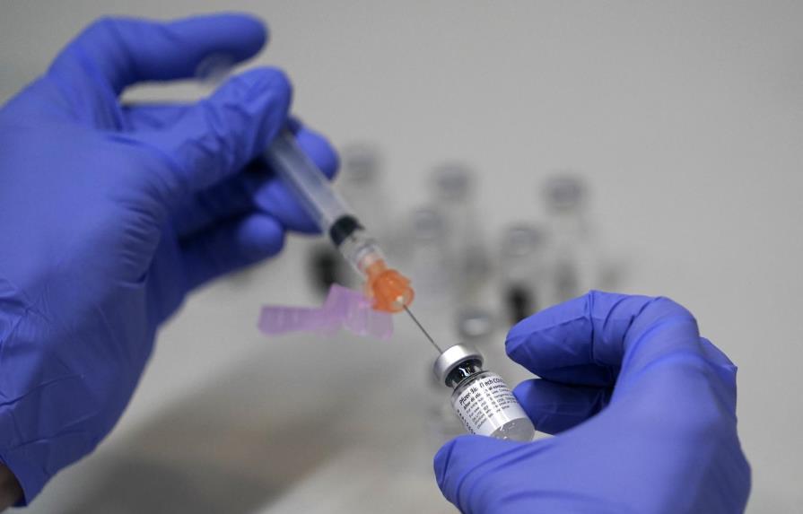 Empresas de Estados Unidos exigen a empleados vacunarse contra COVID