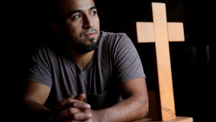 EEUU: Hondureño sale de iglesia donde se refugió desde 2017