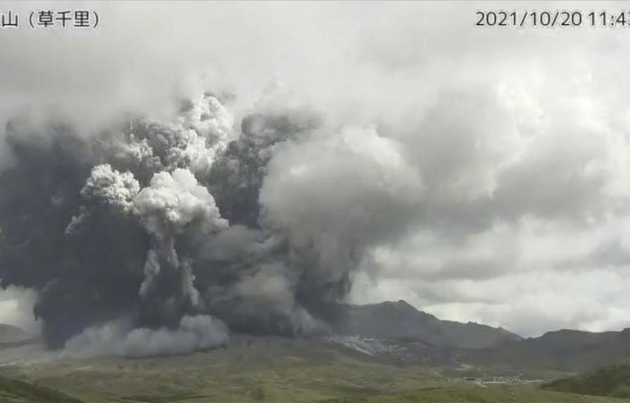 Un volcán en el sur de Japón expulsa una enorme nube gris