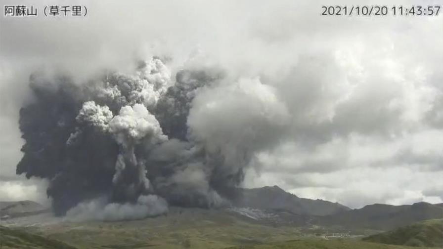 Un volcán en el sur de Japón expulsa una enorme nube gris