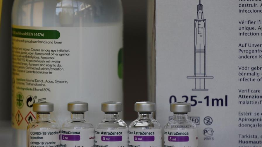 Vacuna AstraZeneca parece eficaz contra variante británica