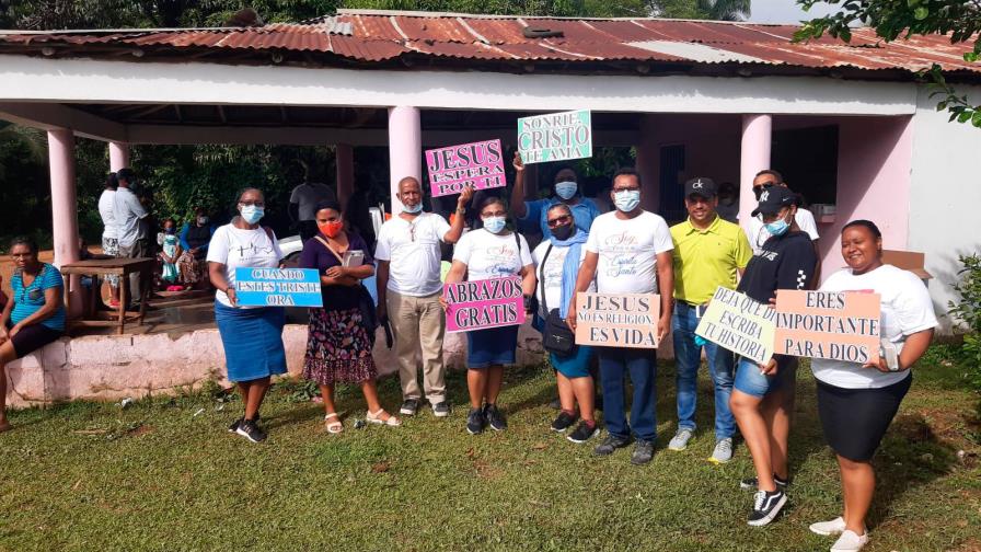 Iglesia Comunitaria El Refugio entrega medicinas, comida y ropa en bateyes de Monte Plata