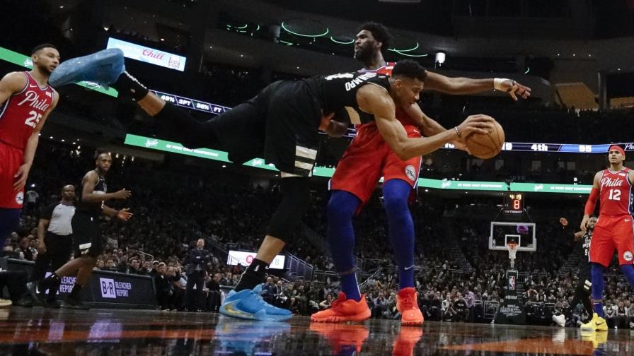 Antetokounmpo brilla en triunfo de Bucks 112-101 sobre 76ers Antetokounmpo brilla en triunfo de Bucks 112-101 sobre 76ers