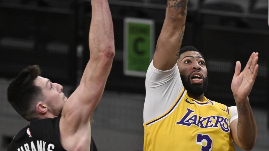 Los Lakers dan la vuelta y superan a los Spurs