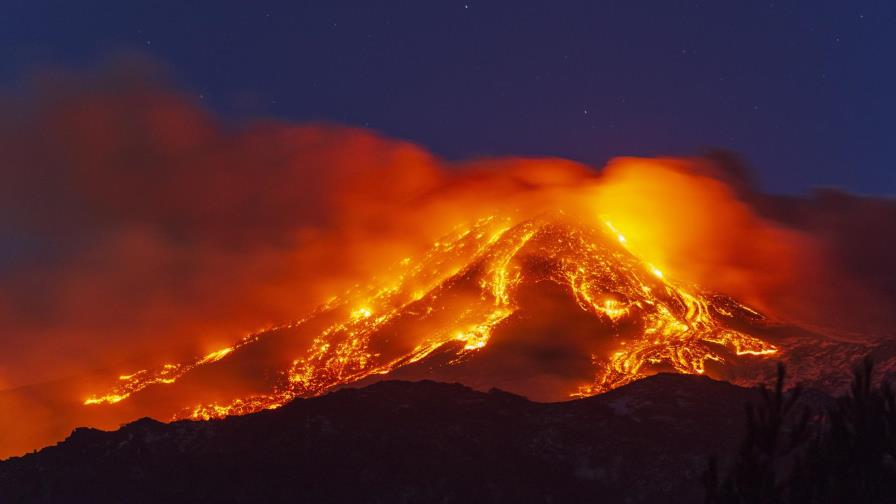 Sicilianos salen a limpiar las calles tras erupción de Etna