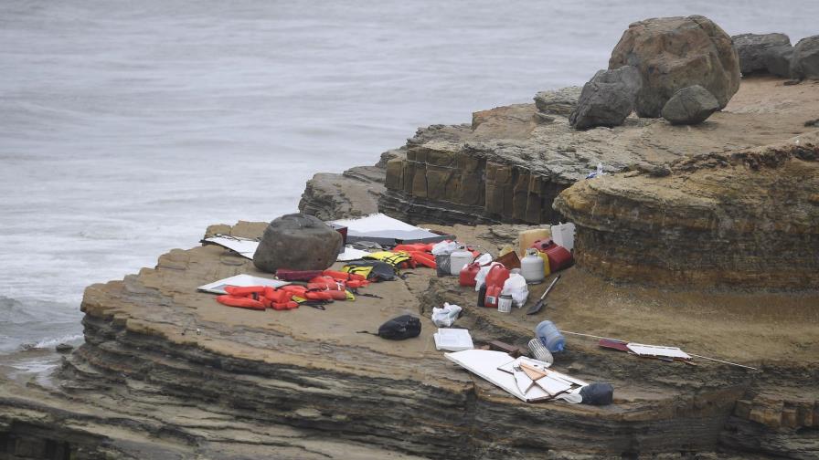 Dos marinos ayudan a rescatar migrantes tras naufragio