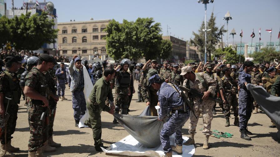 Rebeldes en Yemen fusilan a 9 acusados de matar a un oficial Rebeldes en Yemen fusilan a 9 acusados de matar a un oficial