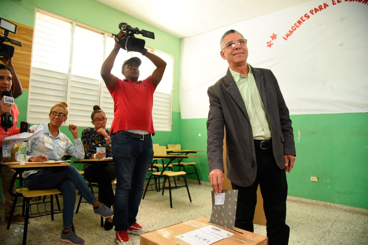 Manuel Jiménez, candidato a alcalde de Santo Domingo Este, deposita su voto este 15 de marzo de 2020.