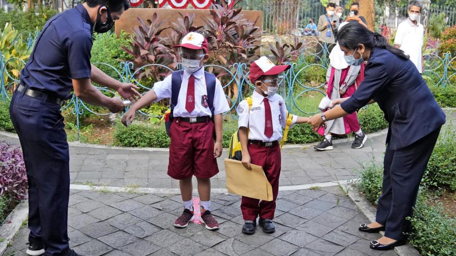 Alumnos vuelven a clases presenciales en capital indonesia Alumnos vuelven a clases presenciales en capital indonesia
