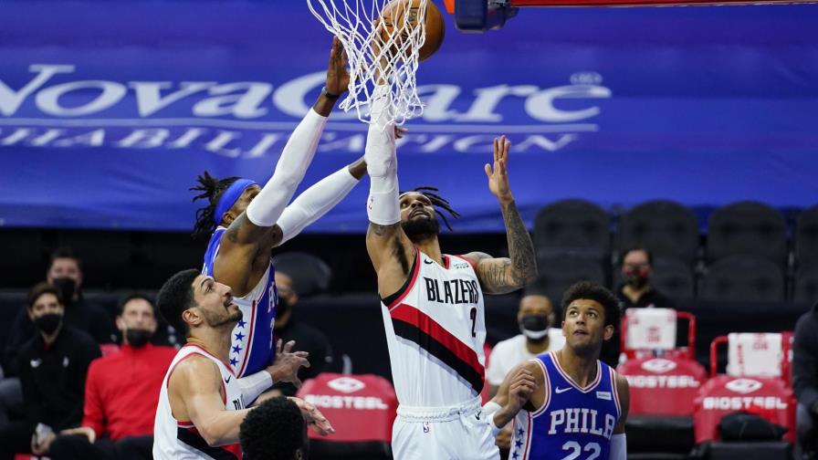 Diezmados Blazers vencen por 121-105 a 76ers