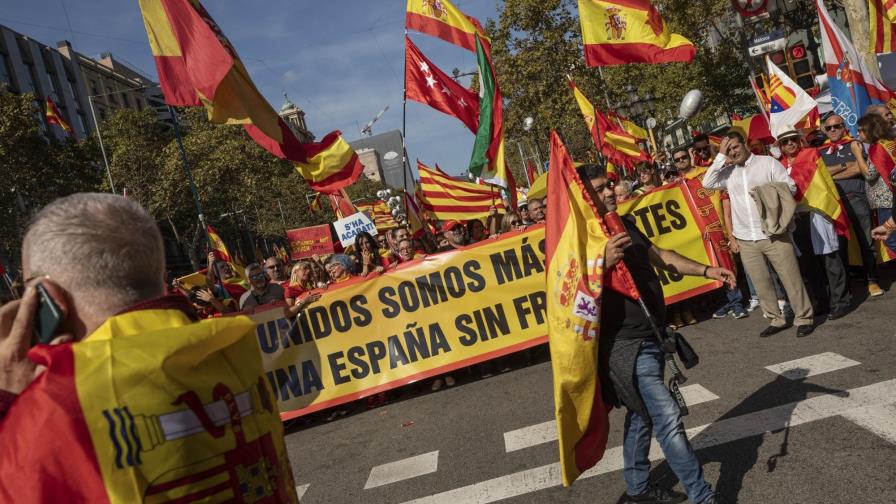 Marchan en Barcelona en contra del separatismo Marchan en Barcelona en contra del separatismo