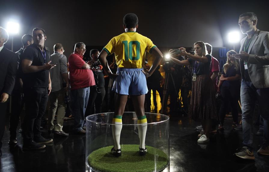 La salud impidió a Pelé estar presente en la develación de su estatua