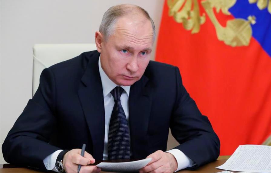 Putin no se vacuna y tampoco la mitad de los rusos quiere hacerlo, según sondeos