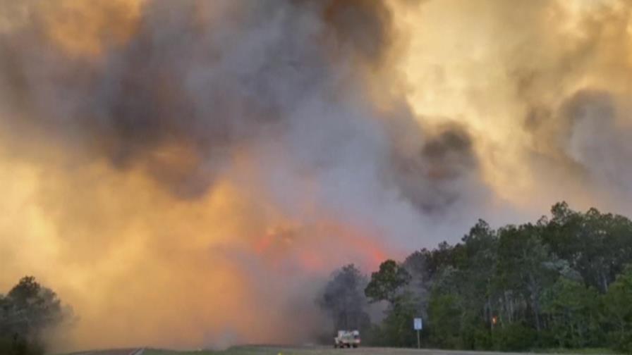 Cientos son evacuados por incendios forestales en Florida
