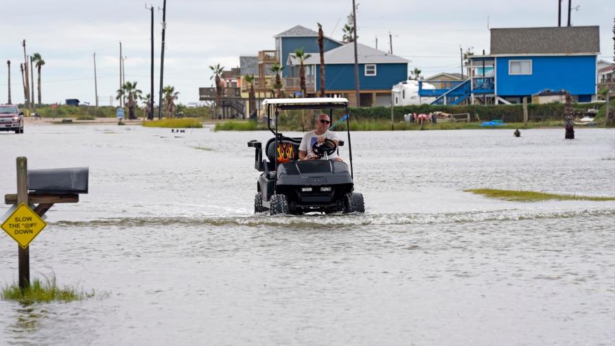 Nicholas se ralentiza y arroja lluvias en Texas y Luisiana