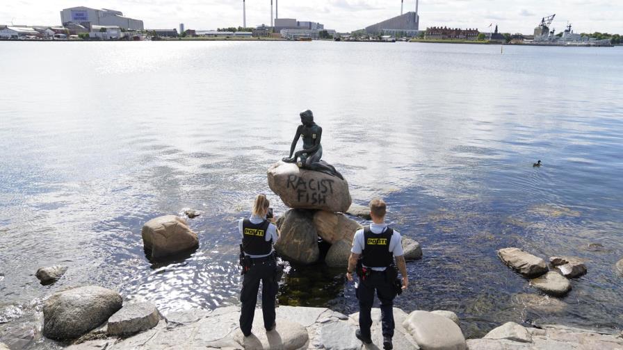Vándalos pintarrajean estatua de la Sirenita en Copenhague