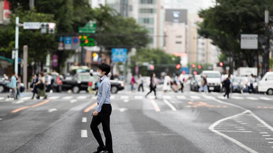 Japón amplía el estado de emergencia tras autorizar vacunas
