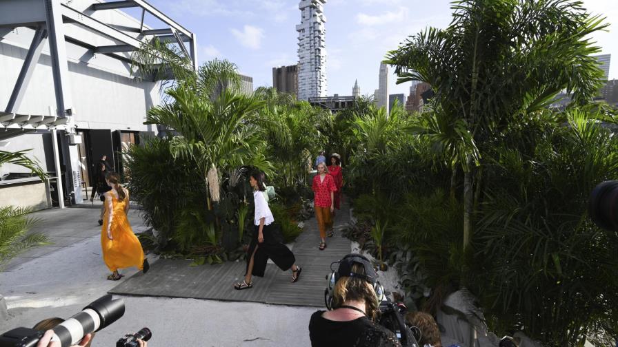 Jason Wu monta desfile ante pequeña audiencia en Nueva York Jason Wu monta desfile ante pequeña audiencia en Nueva York