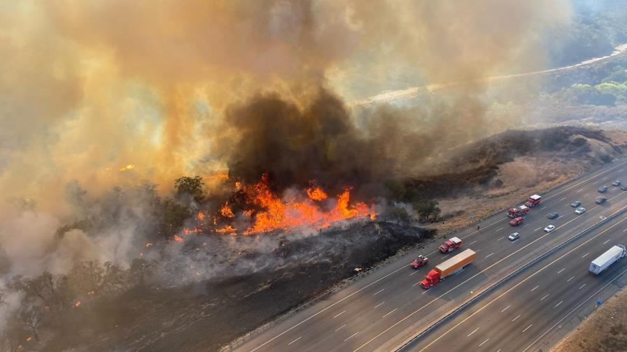 Debido a incendio cierran tramo de autopista en California