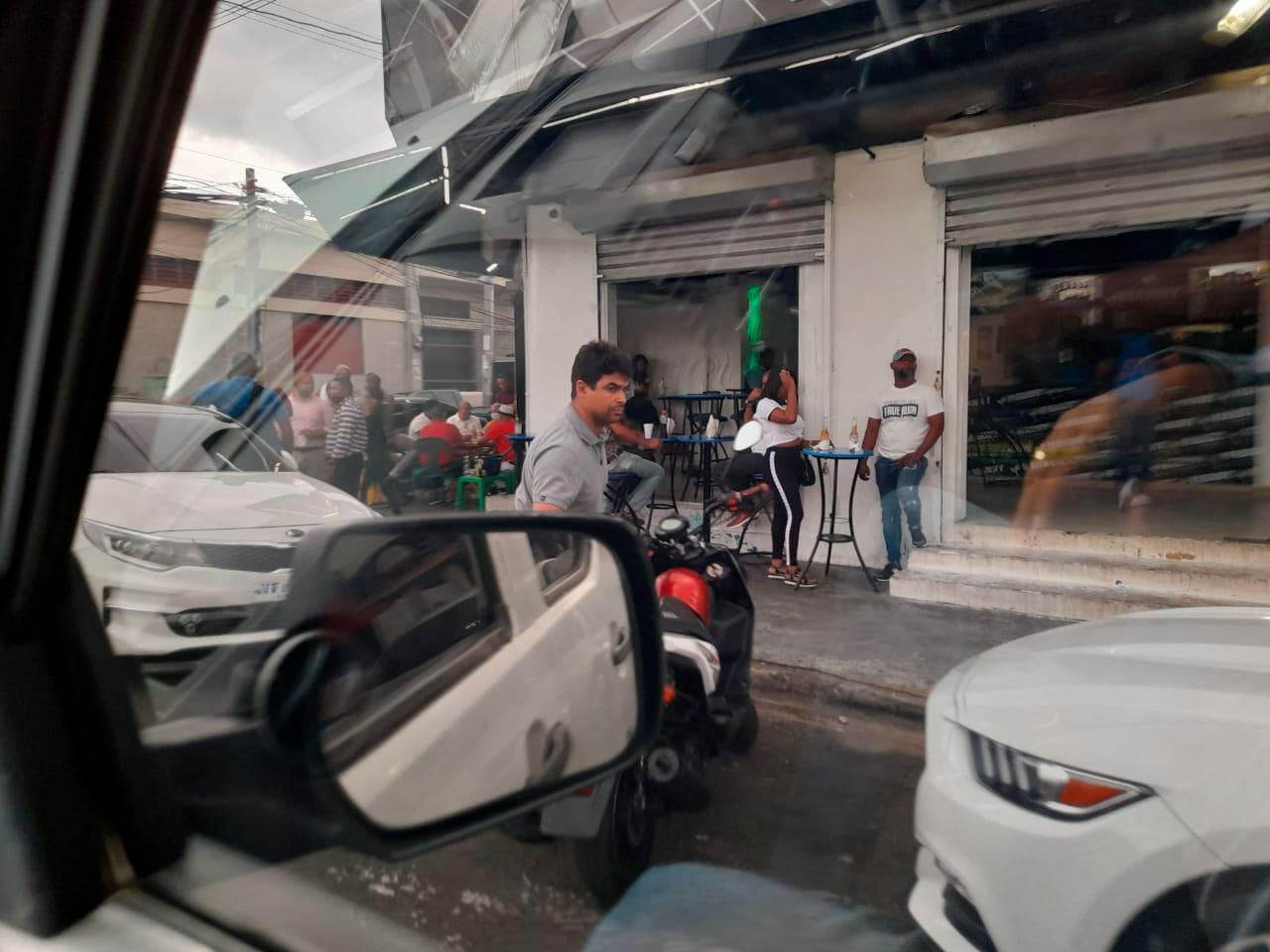 Movimiento en una esquina de Villa Juana. 