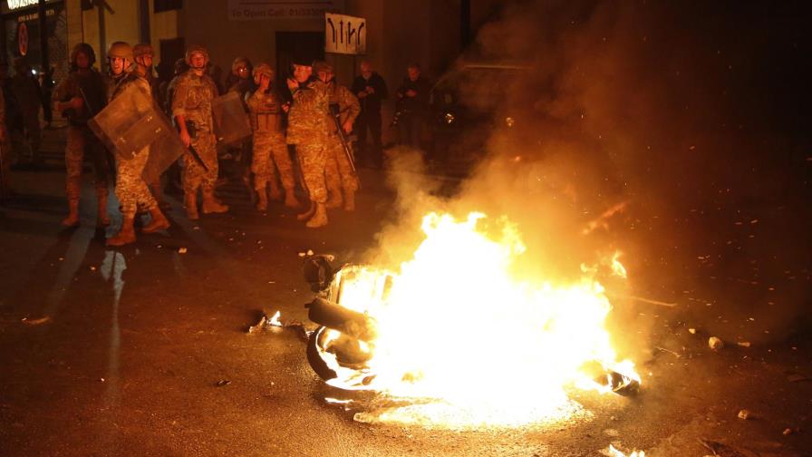 Policía arroja gas lacrimógeno a manifestantes en Líbano Policía arroja gas lacrimógeno a manifestantes en Líbano