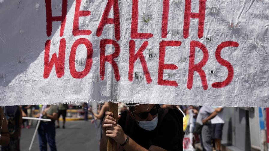 Personal médico griego protesta por vacunación obligatoria