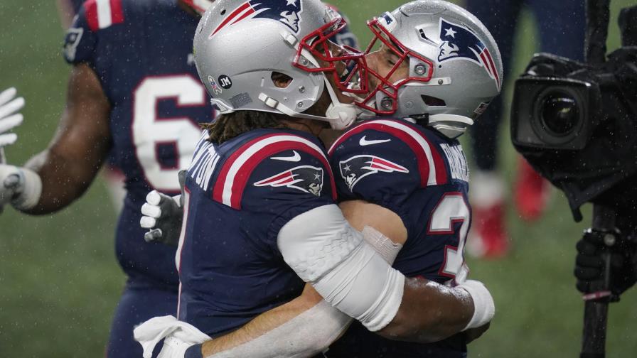 Newton y los Patriots vencen a Ravens bajo la lluvia