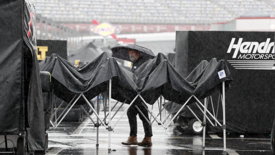 Carrera de NASCAR en Charlotte, pospuesta por lluvia