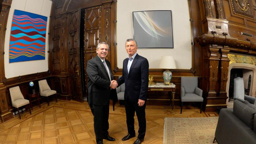 Macri y Fernández se reúnen para abordar transición tras triunfo de peronista