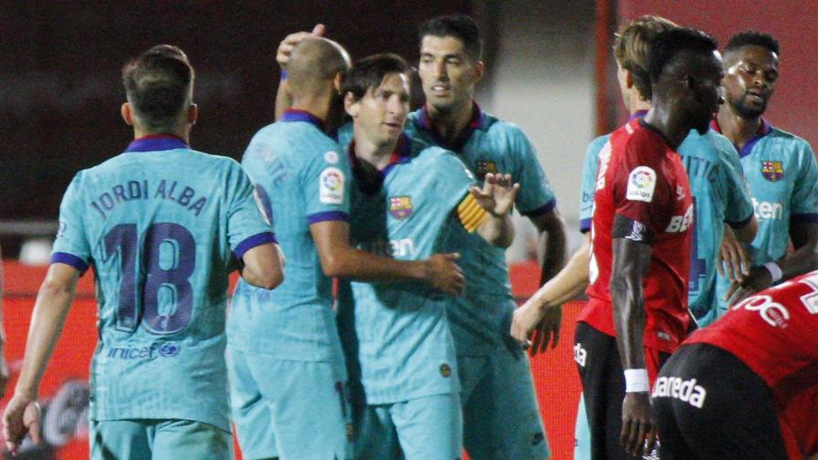 Espectador invade cancha; Barça aplasta a Mallorca Espectador invade cancha; Barça aplasta a Mallorca
