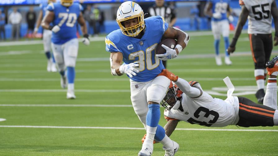 Chargers doblegan 47-42 a Browns en exhibición ofensiva