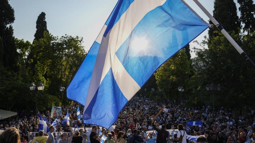 Grecia: Protestan por vacunación contra COVID a adolescentes