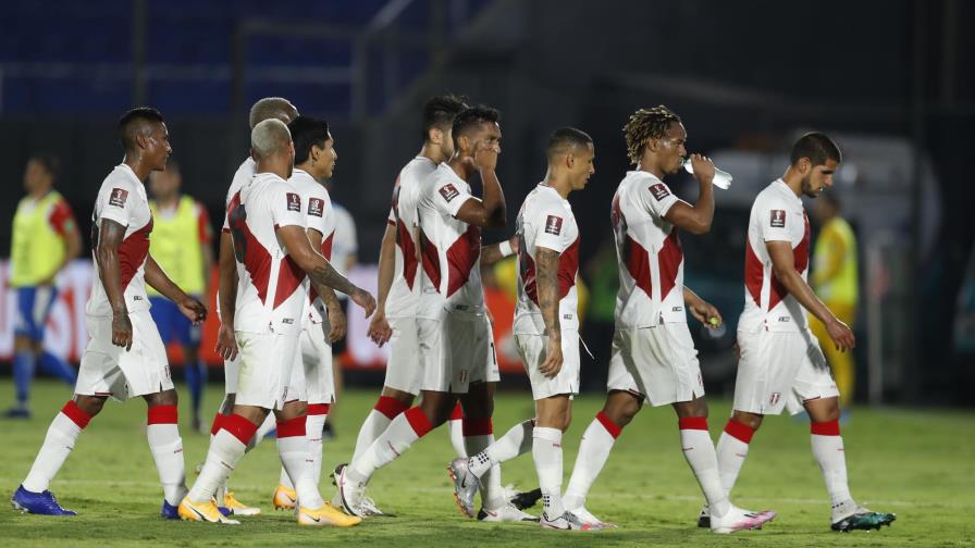 Perú descarta a 2 jugadores por positivo a COVID-19