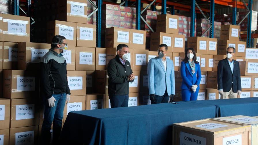 Empresarios entregan 10,000 pruebas y otros insumos
