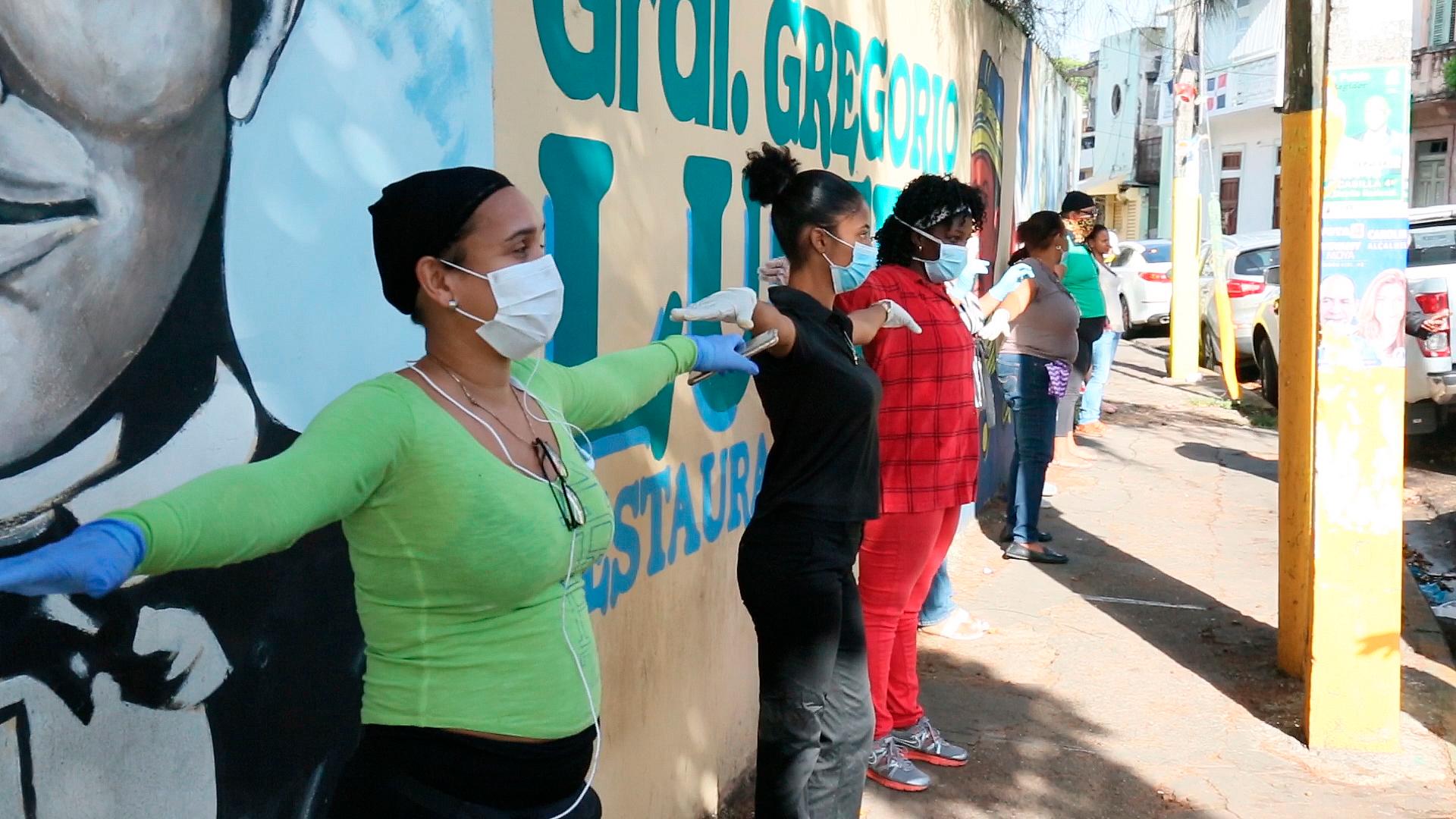 Esa distancia y protección tendrían las personas cuando vayan a retirar los alimentos.