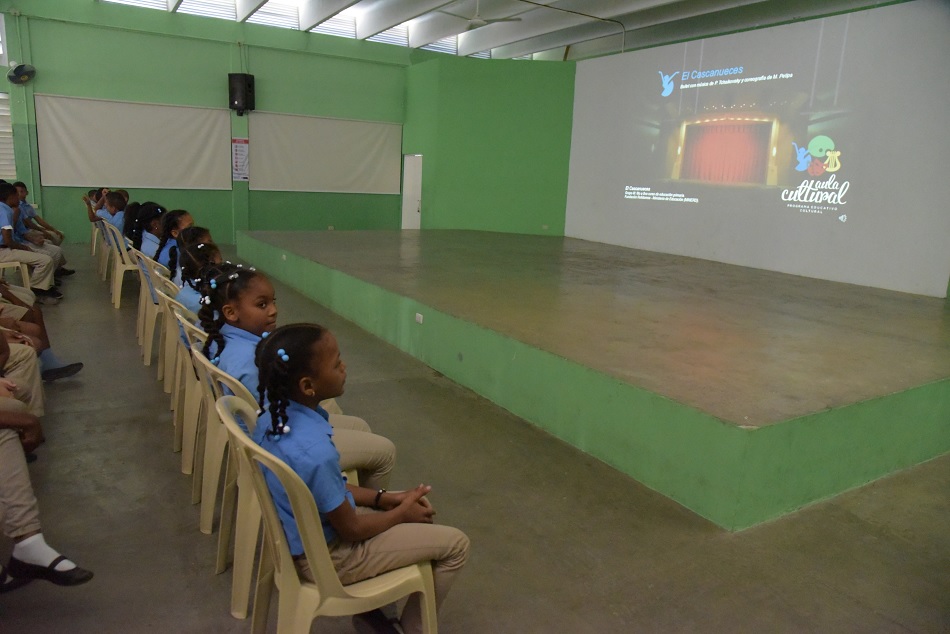 Niños se preparan para ver un audiovisual del “Cascanueces”