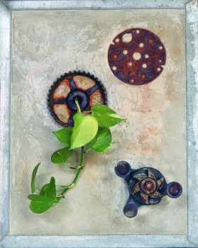 “¿A dónde vamos?” de Dahianna Blanco. Materiales: Concreto, piezas mecánicas, planta.