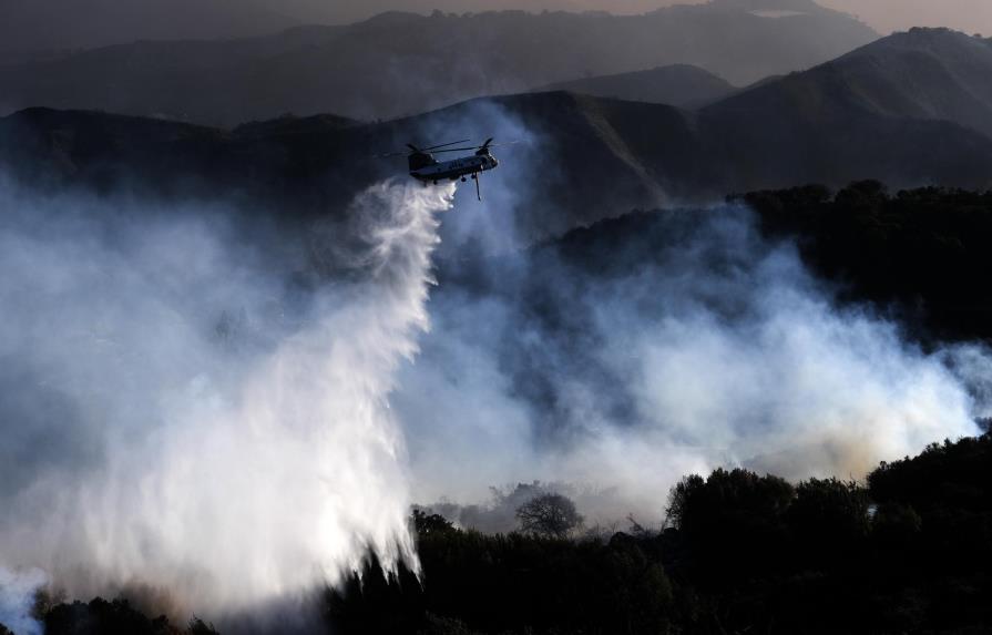 Vientos afectan combate contra incendio en sur de California