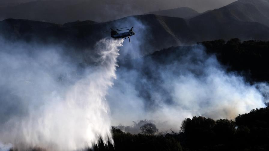 Vientos afectan combate contra incendio en sur de California