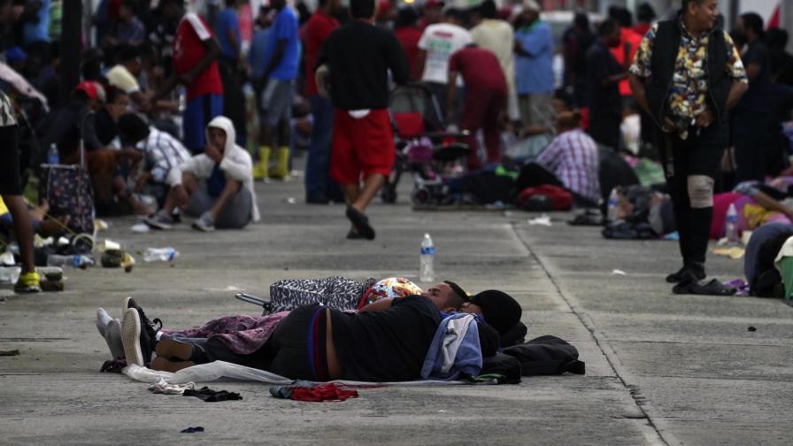 Caravana migrante descansa luego de tres días por México Caravana migrante descansa luego de tres días por México