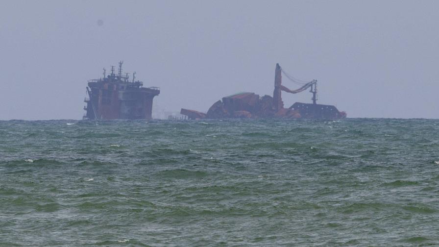 El mar complica la inspección del buque hundido en Sri Lanka
