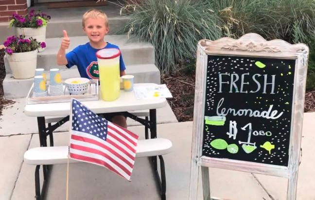 Niño de seis años vende limonada para llevar a su mamá a una cita
