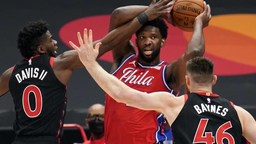 Harris y Embiid guían a 76ers a triunfo sobre Raptors
