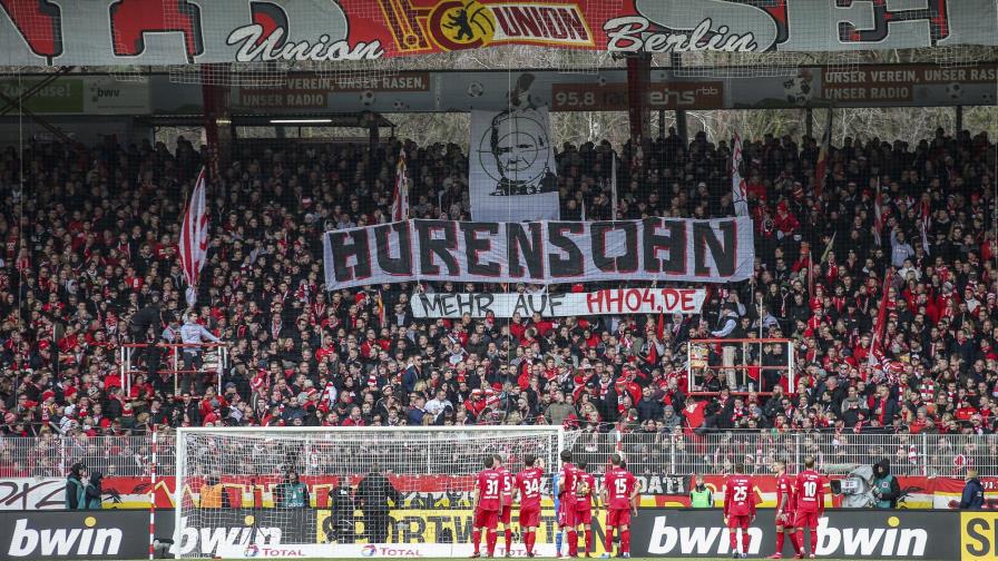 Siguen protestas de aficionados contra Hopp en Bundesliga Siguen protestas de aficionados contra Hopp en Bundesliga