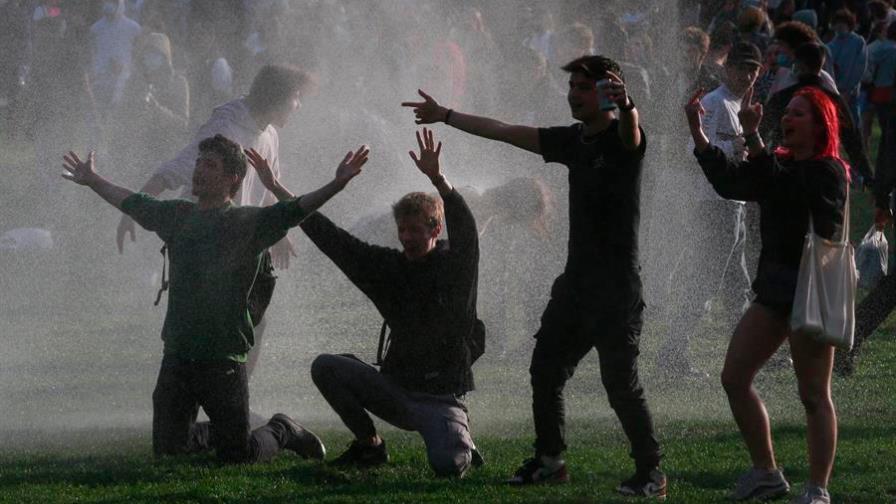Jóvenes desafían al Gobierno belga con más fiestas masivas pese a la Covid